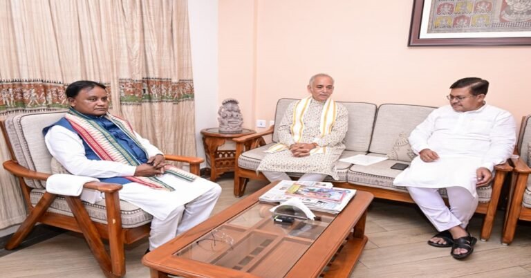 puri-king-gajapati-maharaja-dibyasingha-deb-meets-odisha-cm